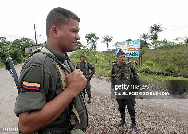 Una patrulla de la policia colombiana realiza operaciones de vigilancia en el poblado de San Miguel, en el departamento del Putumayo, frontera con...