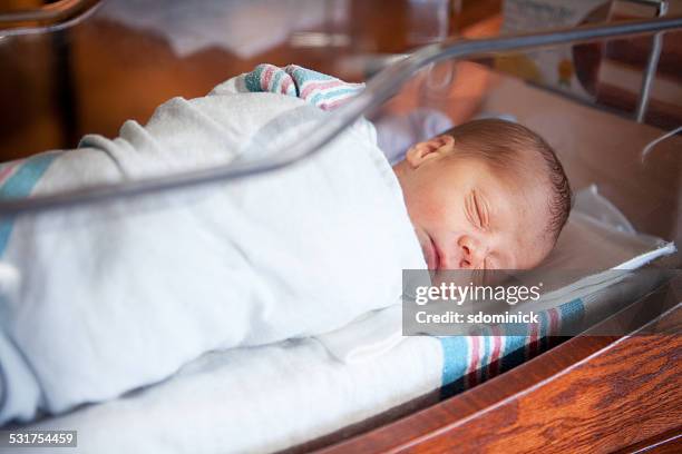 newborn baby in hospital nursery - babydeken stockfoto's en -beelden