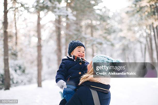 winter winterspiele - baby lachen natur stock-fotos und bilder