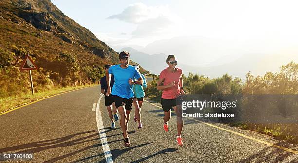 runners understand each other - triatlon stockfoto's en -beelden