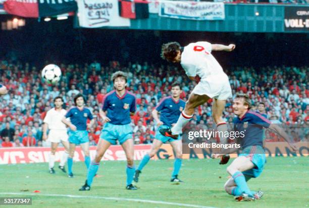 Marco Van Basten of AC Milan scores the 2nd goal during the European Cup Final match against Steaua Bucuresti at Nou Camp in Barcelona, Spain. AC...