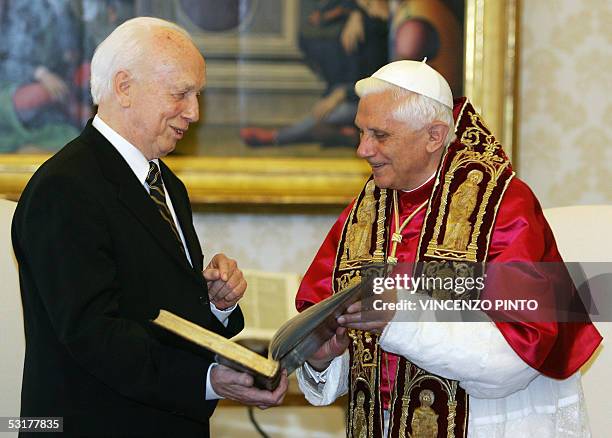 Vatican City, VATICAN CITY STATE: Pope Benedict XVI and Hungarian President Ferenc Madl exchange gifts 01 July 2005 during their private audience in...