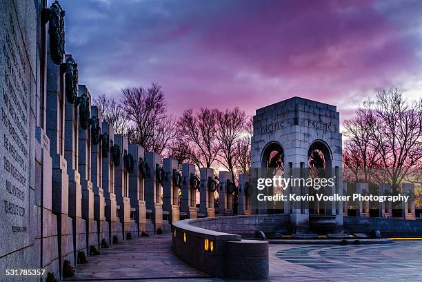 wwii memorial at twilight - the mall fotografías e imágenes de stock