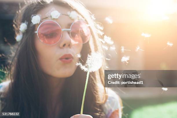 giovane donna hippy arte dente di leone al di fuori - hippie foto e immagini stock