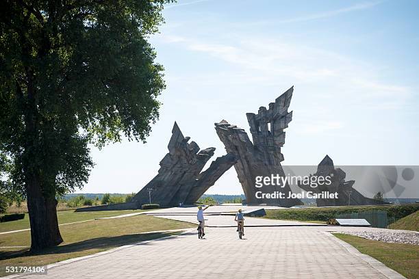 memorial at ninth fort in kaunas, lithuania - baltische landen stockfoto's en -beelden
