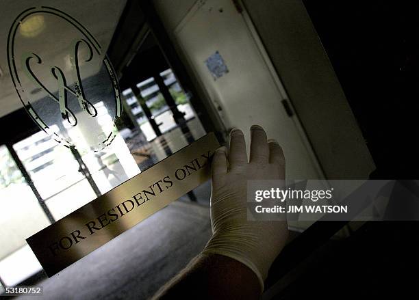 Washington, UNITED STATES: A gloved hand pushes on the door to the Watergate in Washington, DC, 01 July 2005, where five men were arrested at 2:30...