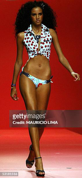 Model presents an outfit created by Agua Doce for the 2006 Spring-Summer collection, during Sao Paulo's Fashion Week, in Sao Paulo, Brazil, 01 July...