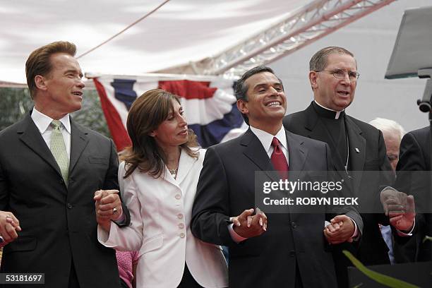 Los Angeles Mayor Antonio Villaraigosa sings with his wife Corina , Governor Arnold Schwarzenegger , and Cardinal Roger Mahoney , at Villaraigosa's...