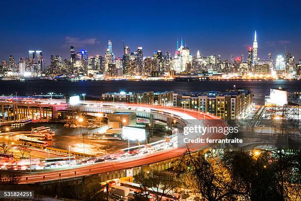 lincoln tunnel and new york city skyline at dusk - lincoln tunnel stockfoto's en -beelden