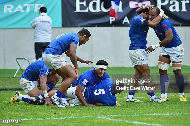 Samoa celebrate after coming back from 7-26 down against Fiji to win the Cup 29-26 at the HSBC PARIS SEVENS tournament at Stade Jean Bouin on May 15,...