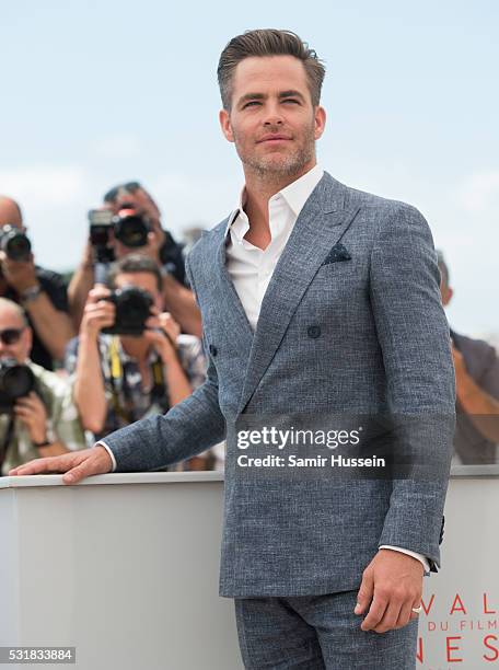 Chris Pine attends the "Hell Or High Water" Photocall at the annual 69th Cannes Film Festival at Palais des Festivals on May 16, 2016 in Cannes,...