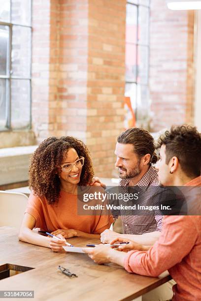 compra nuevo estilo condominio - couple at bank fotografías e imágenes de stock