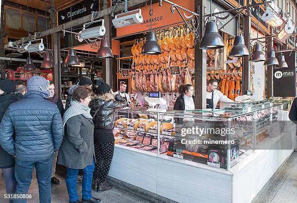 spanish ham store - iberische stijl stockfoto's en -beelden