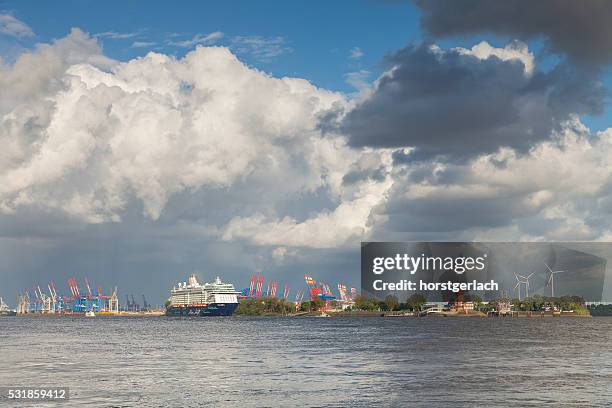 hamburg, elbe mit den hafen und die skyline - tui ag stock-fotos und bilder