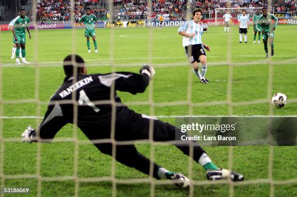 Messi In 2005 Lionel Messi Argentinien Photos and Premium High Res Pictures - Getty ...