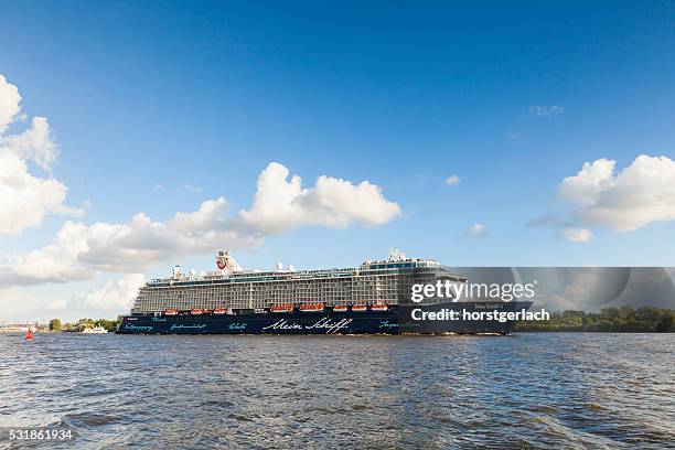 hamburg, river elbe with tui mein schiff 4 - tui ag stock pictures, royalty-free photos & images