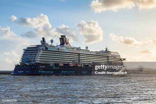 hamburg, river elbe with tui mein schiff 4 - tui ag stock pictures, royalty-free photos & images