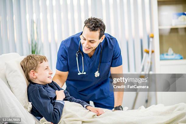 junge mit entwicklungsfördernden zimmer - querschnittsgelähmt stock-fotos und bilder