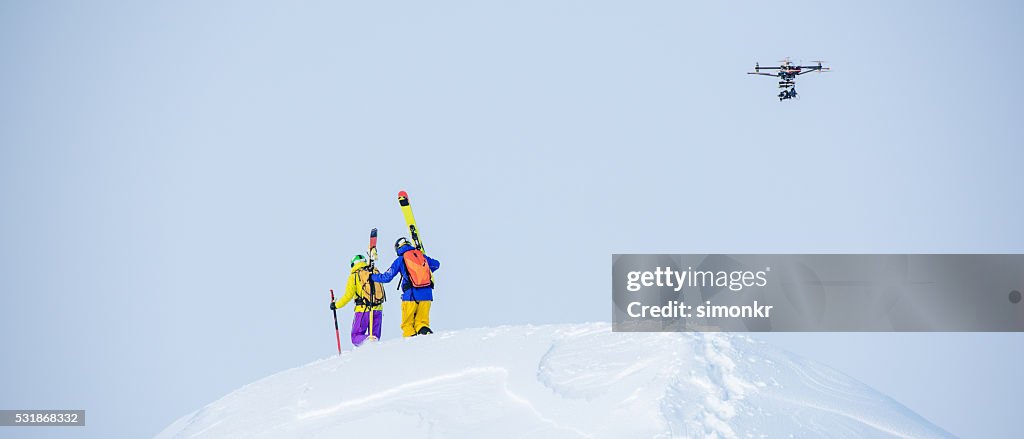 Männliche Skifahrer gehen im Schnee