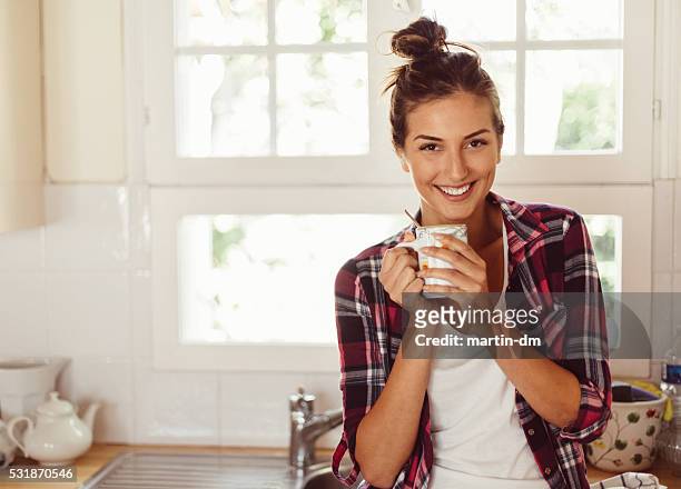 smiling woman drinking coffee early in the morning - woman drinking tea stockfoto's en -beelden