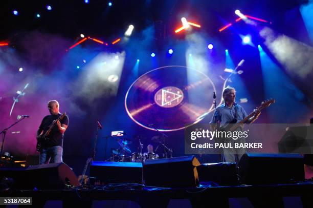 London, UNITED KINGDOM: Pink Floyd's David Gilmour and Roger Waters appear on stage together for the first time in 24 years at the Live 8 concert in...