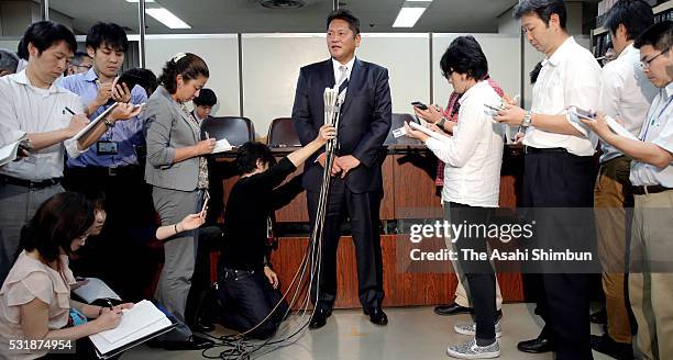 Former baseball player Kazuhiro Sasaki speaks to media reporters after his court appearance for seeking leniency for Kazuhiro Kiyohara on May 17,...