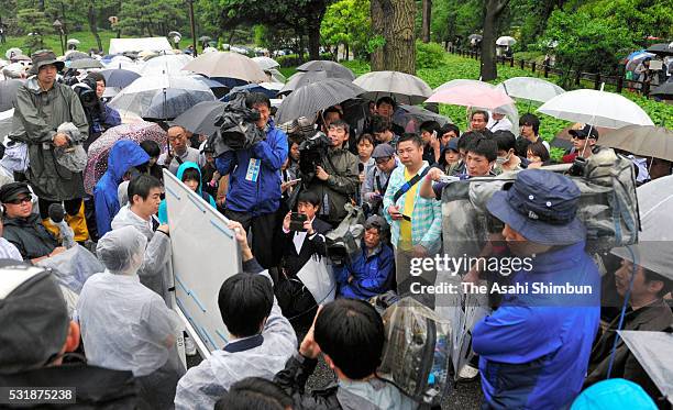 People seeking court seats of the first trial of former baseball player Kazuhiro Kiyohara, check their numbers in front of the Tokyo District Court...