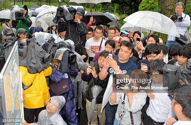 People seeking court seats of the first trial of former baseball player Kazuhiro Kiyohara, check their numbers in front of the Tokyo District Court...