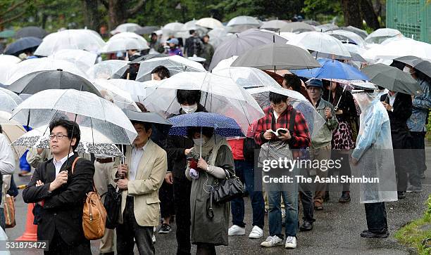 People seeking court seats of the first trial of former baseball player Kazuhiro Kiyohara, queue in front of the Tokyo District Court on May 17, 2016...