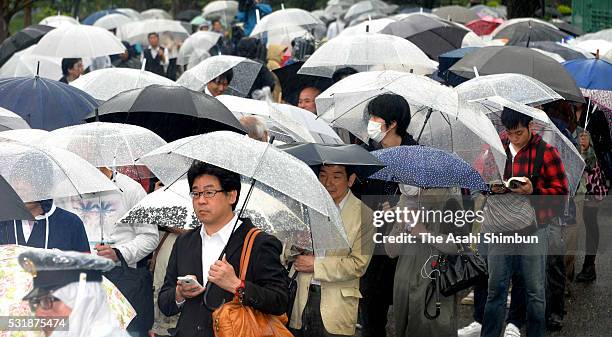 People seeking court seats of the first trial of former baseball player Kazuhiro Kiyohara, queue in front of the Tokyo District Court on May 17, 2016...