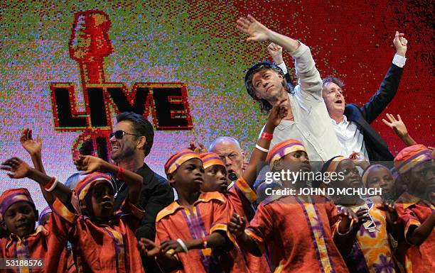 London, UNITED KINGDOM: George Michael , Bob Geldof and Paul McCartney perform during the Live 8 concert for Africa in Hyde Park in London 02 July...