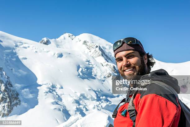 homem de caminhadas com mont blanc cimeira fundo, chamonix, frança - pointing at camera - fotografias e filmes do acervo