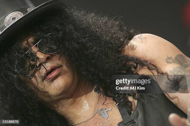 Slash 2005 Slash Performs In London Photos and Premium High Res Pictures - Getty ...