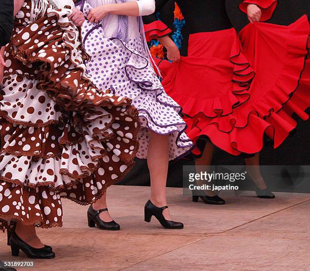 women dancing flamenco - flamenco danza tradizionale foto e immagini stock