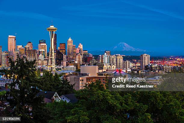 seattle washington skyline with mount rainier in the distance - seattle coffee stock pictures, royalty-free photos & images