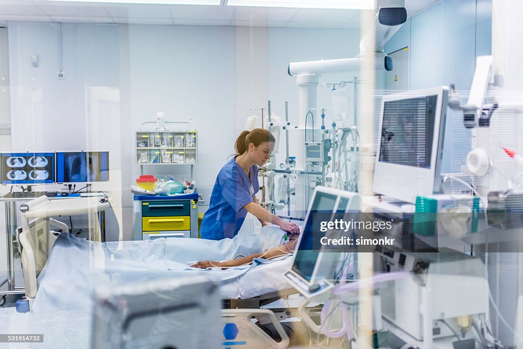 Doctor revisando paciente