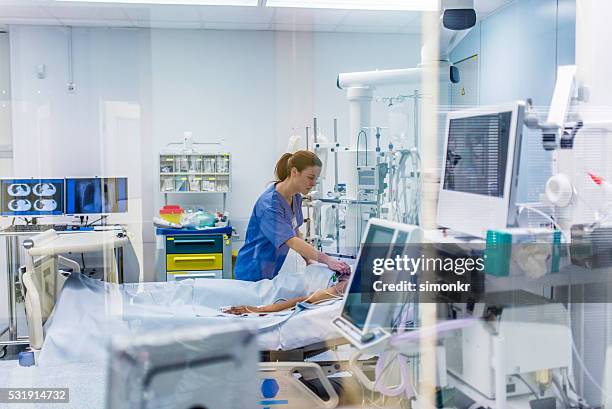 doctor checking patient - hospital connectivity stockfoto's en -beelden