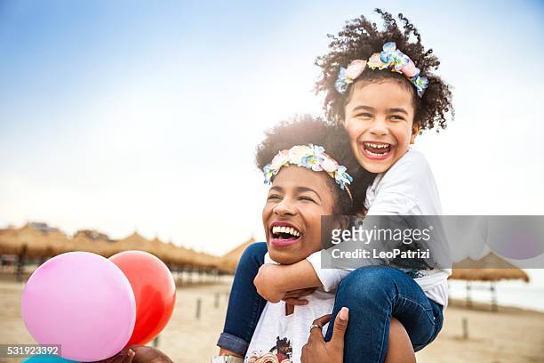 mutter und kind spielen gemeinsam feiern - black balloon stock-fotos und bilder