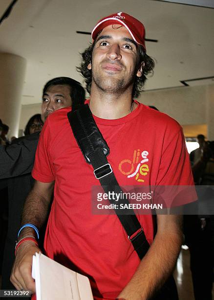 Spanish footballer Raul arrives at the Swissotel in Singapore, 04 July 2005, ahead of the IOC members vote 06 July on the host city for the 2012...