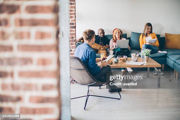 estudar com companheiros de quarto - dividir imagens e fotografias de stock