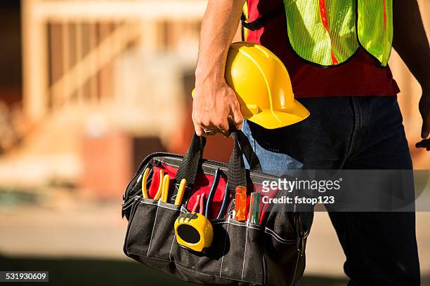 働く建設作業員には、仕事のサイト。toolbag 、ヘルメットます。 - 道具箱 ストックフォトと画像