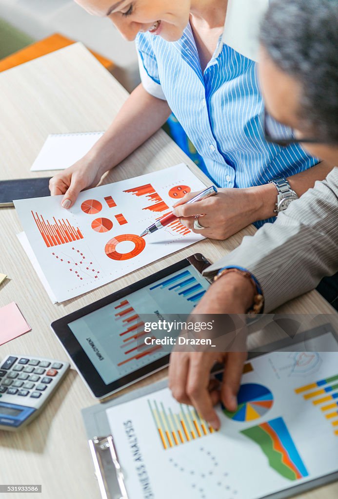 Erfolgreiche junge Unternehmer analysieren Lager Markt Daten im Büro