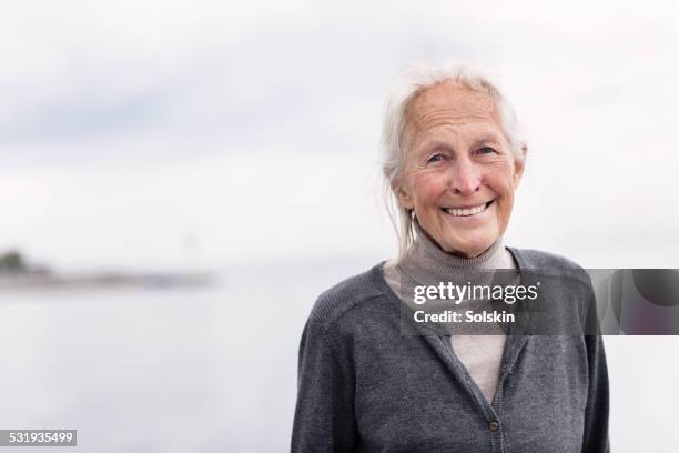 portrait of senior woman smiling - 89 imagens e fotografias de stock