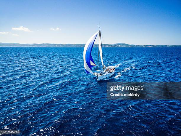 navigation en voilier, vue de bourdonnement - équipage de bateau photos et images de collection