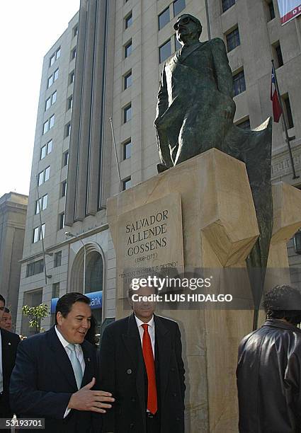 El canciller de El Salvador Francisco Lainez , pasa frente al monumento al ex presidente chileno Salvador Allende, junto su homologo chileno Ignacio...