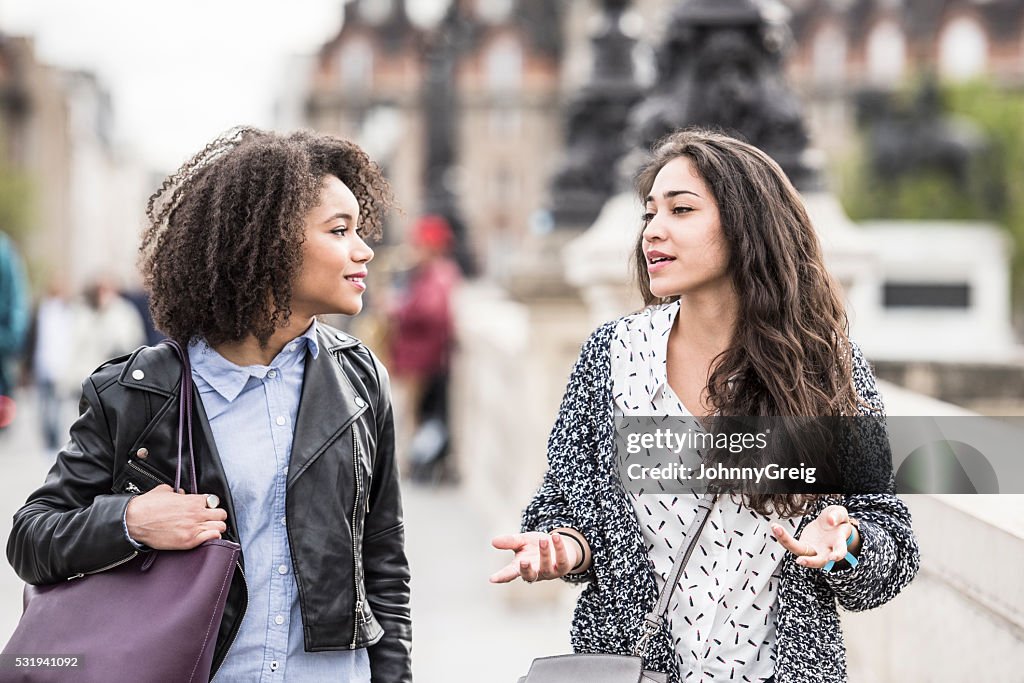 Deux amies et femmes parler en plein air à Paris, en France