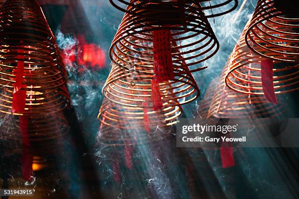 incense burners in man mo temple, hong kong - templo de man mo - fotografias e filmes do acervo