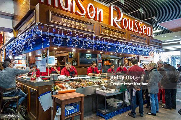 les halles food court lyon, france - foodcourt stockfoto's en -beelden