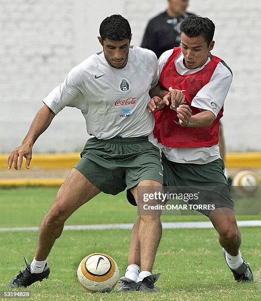 Los futbolistas mexicanos Salvador Carmona y Mario Mendez se disputan el balon durante un entrenamiento el 14 de julio de 2004 en Chiclayo, Peru. Los...