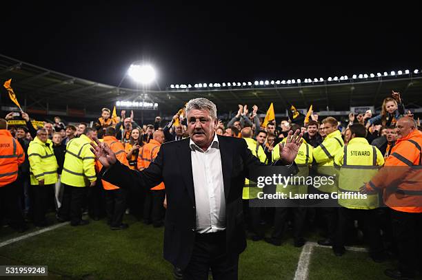 Steve Bruce of Hull City applauds the fans after scraping through to the play off final during the Sky Bet Championship Play Off semi final second...
